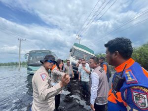 Kapolres Pelalawan Kerahkan Personel Guna Atasi Banjir di Jalintim KM 83