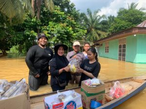 Pemdes Tanjung Berulak Bagikan Bantuan Kepada Korban yang Terdampak Banjir