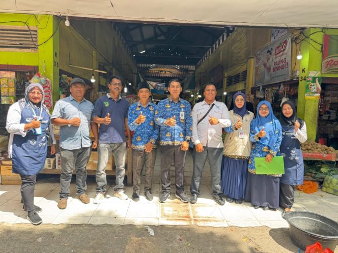 
					Disperindagsar Rohil Apresiasi Pedagang Pasar Datuk, Serahkan Apron dan Cenderamata SP2KP