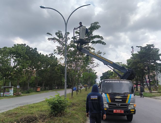 
					Lampu Padam di Jalan SM Amin, Dinas Perhubungan Kota Pekanbaru Sebut Ada Kabel Diputus 1,5 Meter