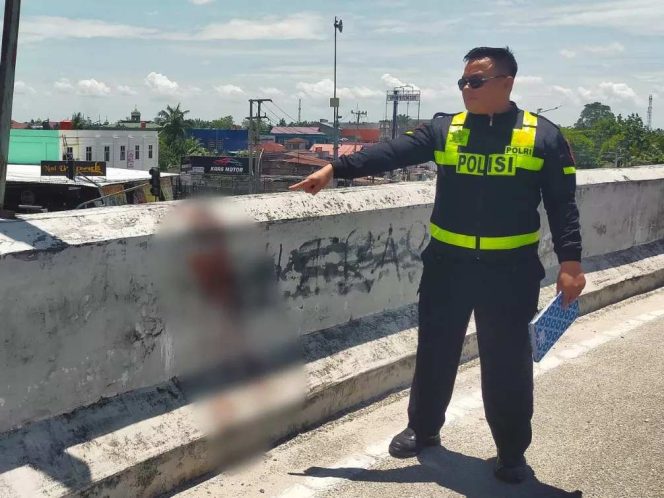 
					Tragis di Flyover Soekarno Hatta Pekanbaru, Pengendara Wanita Terjatuh Usai Diduga Kehilangan Kendali