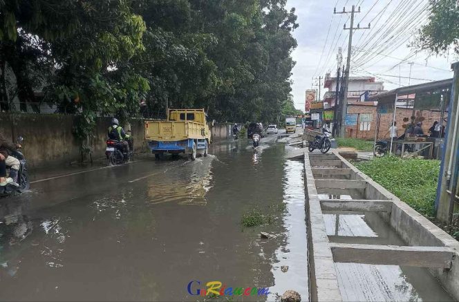 
					Kembali Tergenang Banjir, Pemko Pekanbaru Diminta Benahi Jalan Bangau Sakti Panam