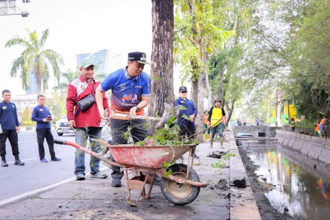 
					Pekanbaru Gelar Gotong Royong Massal, Markarius Tegaskan Seluruh Pegawai Wajib Turun ke Lapangan.