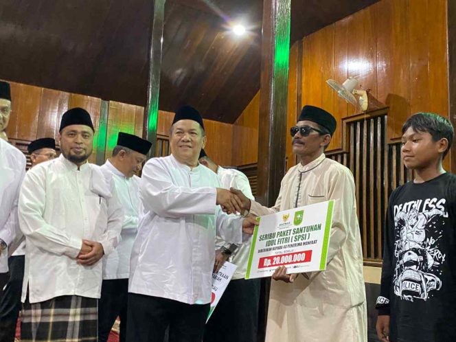 
					Awali Safari Ramadan di Rohul, Plt Gubernur Riau Salurkan Paket Kado untuk Dai dan Yatim.