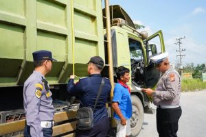 Tak Ada Ampun Bagi Truk Obesitas, Lima Kendaraan Terjaring Razia ODOL di Pekanbaru.