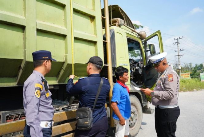 
					Tak Ada Ampun Bagi Truk Obesitas, Lima Kendaraan Terjaring Razia ODOL di Pekanbaru.