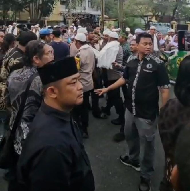 
					Demo BEM UMRI di Jalan WR Supratman Lumpuhkan Lalin, Pedagang Takjil Mengeluh Sepi Pembeli.
