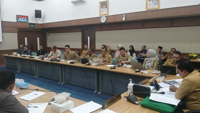 
					DPRD Riau Rekomendasikan Penghentian Sementara Tambang PT KKU Akibat Konflik dan Kerusakan Lingkungan.