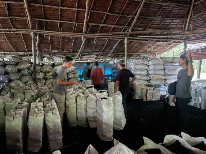 
					Gerebek Dapur Arang Ilegal di Kepulauan Meranti, Polisi Amankan Tiga Tersangka.