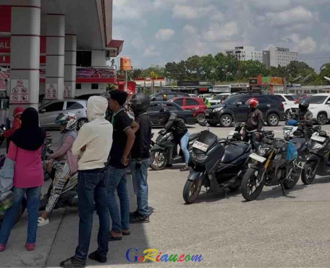 
					Krisis BBM Meluas di Pekanbaru, Warga Keluhkan Sulitnya Cari Stok Meski di Tingkat Eceran.