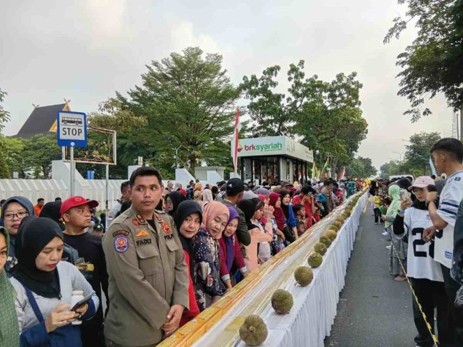 
					Pecah Rekor Dunia! Pekanbaru Bikin Ketan Talam Durian Sepanjang 1 KM, Warga Langsung Serbuan Gratisan