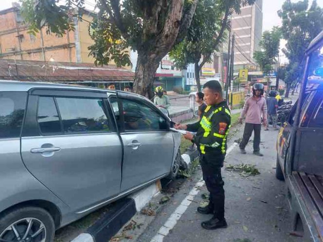 
					Kecelakaan Tunggal di Jalan Jenderal Sudirman Pekanbaru, Minibus Tabrak Pohon dan Tiga Orang Luka-Luka
