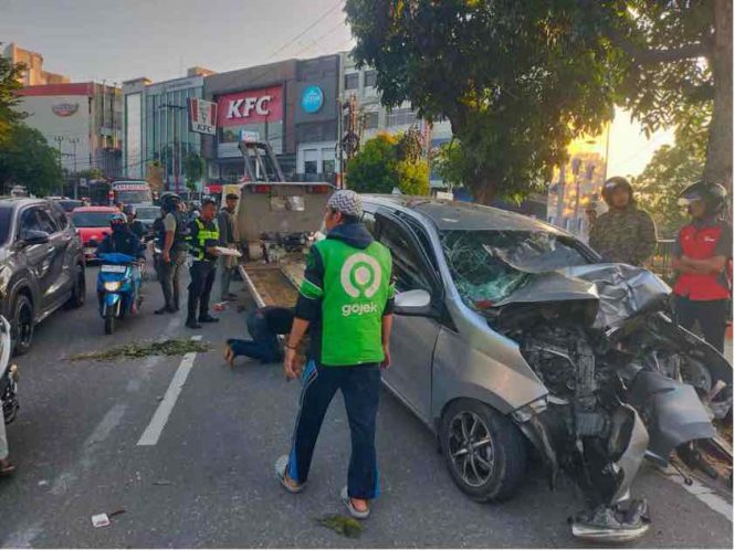 
					Kecelakaan Tunggal di Jalan Jenderal Sudirman Pekanbaru, Pengemudi Mengalami Luka dan Kendaraan Ringsek